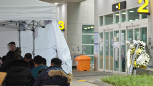 [기자수첩] 찬송가 소리가 유족에게 들리지 않기를 바랐다