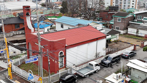 [교회도 마을도 저문다] ④ 두 번 문 닫은 교회의 세 번째 도전 "낡은 것도 빛을 낸다"