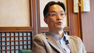 쇼츠가 장악한 오늘날, 성서를 손끝으로 '천천히', '정확하게' 읽는다는 것은