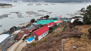 [교회도 마을도 저문다] ⑤ 문 닫으려던 섬 속의 섬 교회에 여성 목사가 찾아왔다