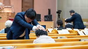 다른 종교, 같은 마음…기도하러 교회·성당·사찰 찾은 수험생 가족들